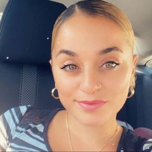 Meet your Posher, Damaris